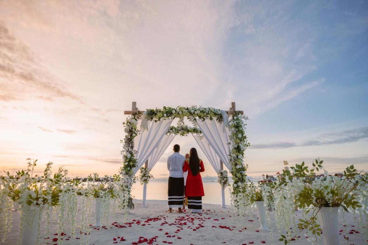 Hard Rock Hotel Maldives - Complimentary Roundtrip Speed Boat Transfer Until 31St October 2025 Emboodhoo Lagoon Ngoại thất bức ảnh A wedding in Maldives